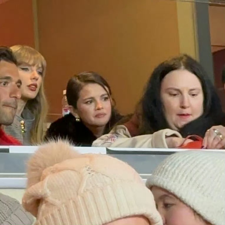 霉霉赛琳娜一起看比赛好诡秘这是看到啥了 