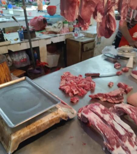 女顾客去菜市场挑了块排骨，过完秤爽快付了96块钱。眼看摊主抡起大砍刀，她随口喊了