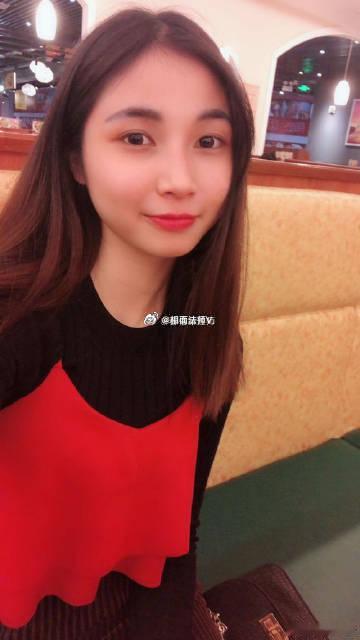 性格比较的外向，活波开朗，善于与人交往，眉毛弯曲，眉骨稍高，脾气比较的倔强，有自