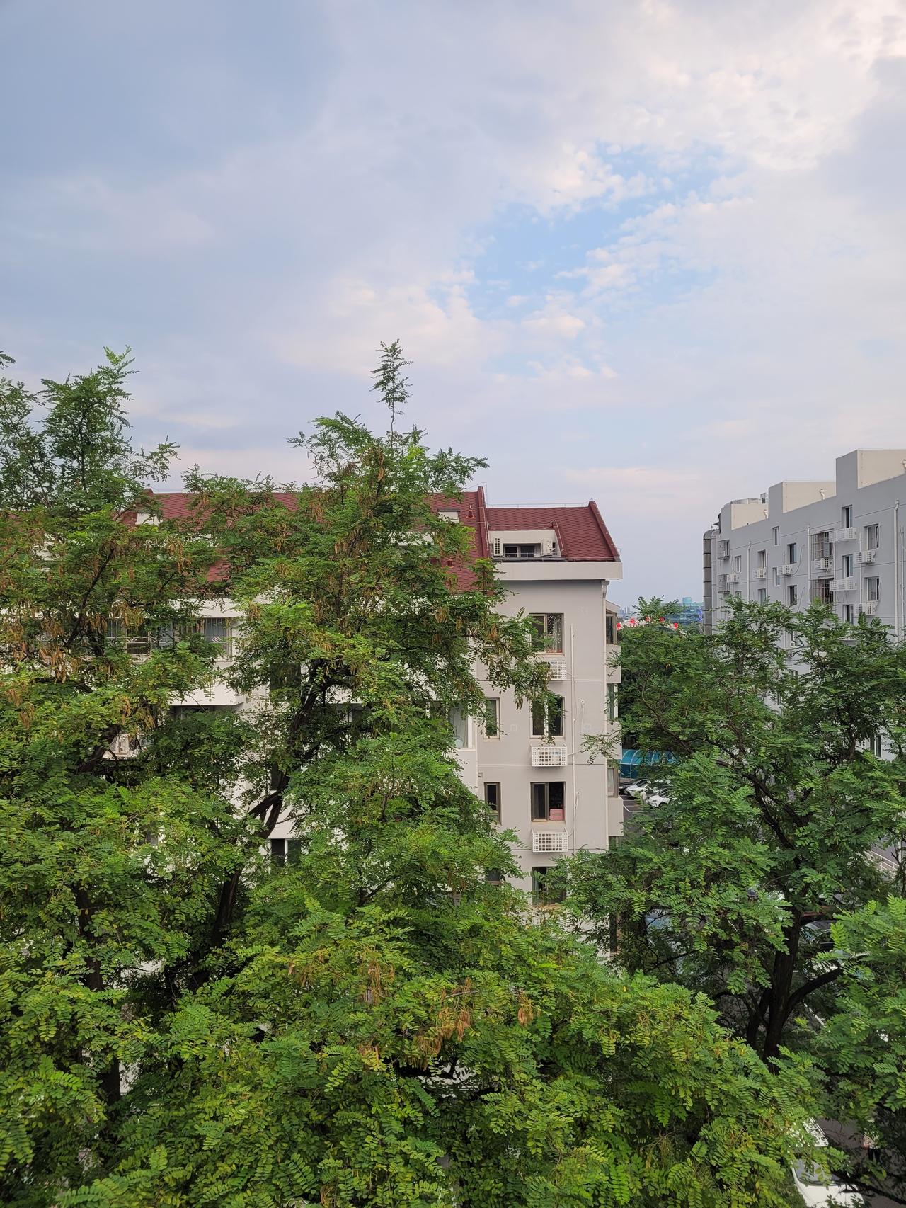 上海要超北京了：京城今天始连续几天二级良轻霾，而沪上将一直一级优。

北京也有亮