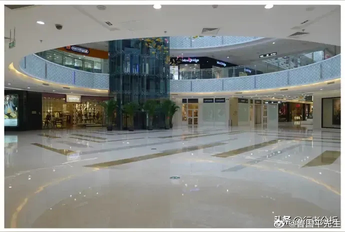 观察发现，现在的商场，倒闭的一个重要原因，就是收停车费。有很多大型商场，免费停车