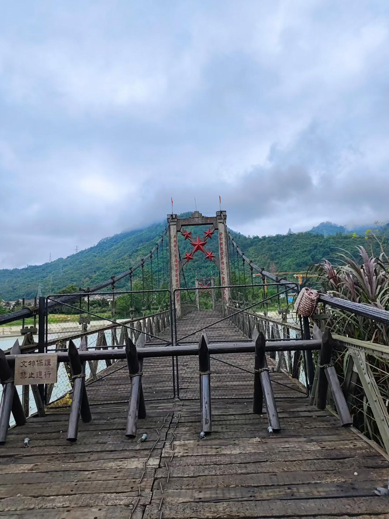 取消汽车年检改为有资质的4S店和修理厂出具汽车符合安全行驶标准证明！这样不但可以