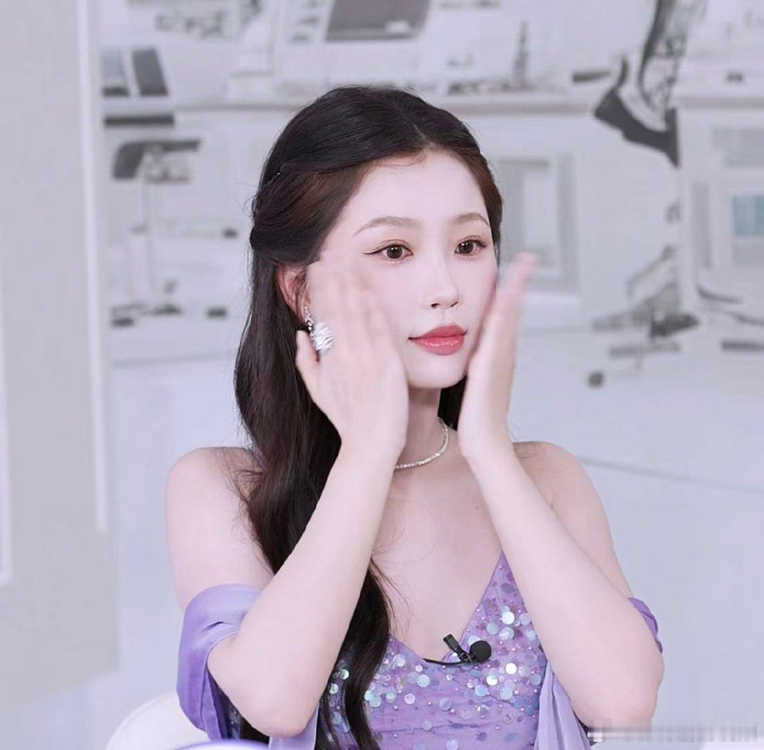 #虞书欣娱乐圈活人##虞书欣直播活人#谈及欣欣子的人，你们真未能领略到内娱“真实