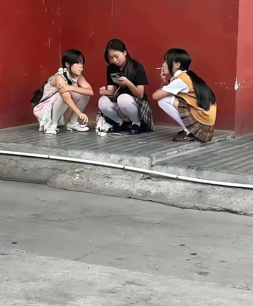 看到这个场景，真的犯愁，为什么这些孩子会觉得抽烟很牛？
以后她们咋弄？