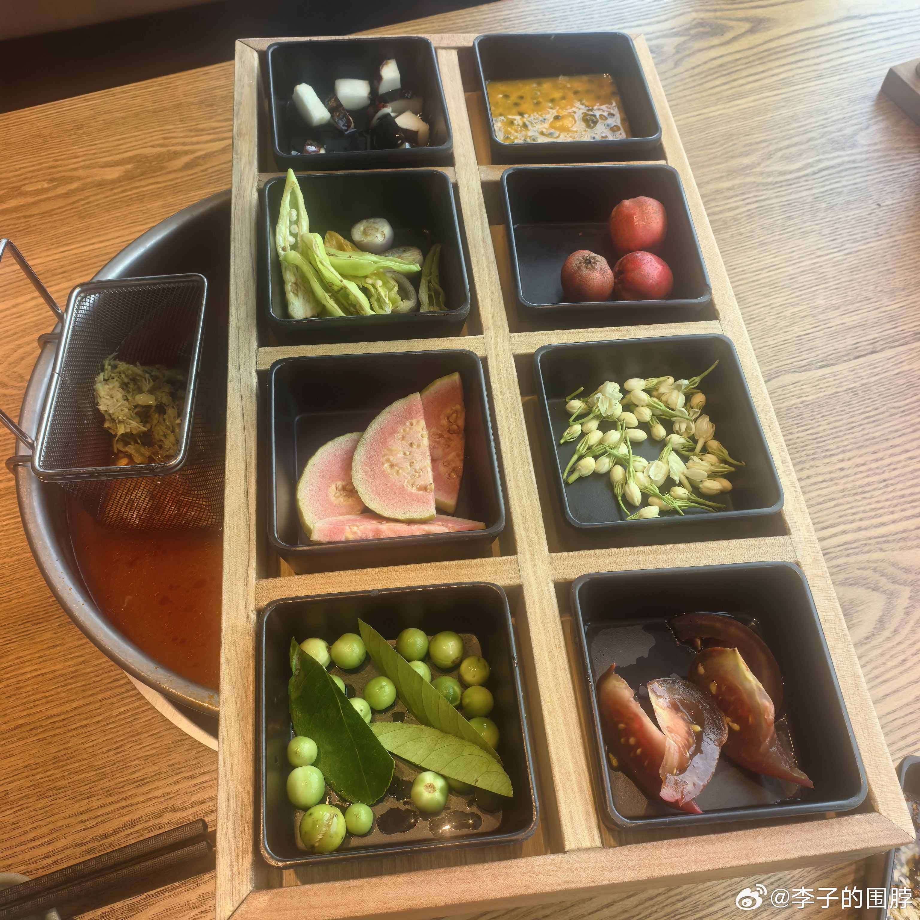 转悠了半天决定还是吃火锅吧。酸汤火锅确实她家味道最好。 