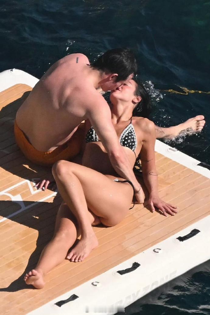 啪姐卡哥水上亲吻 啪姐Dua Lipa和未婚夫Callum Turner意大利度