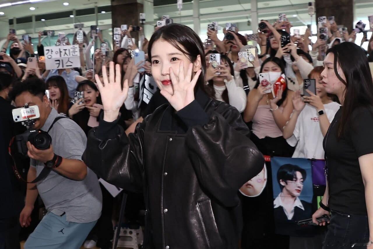 IU  🌸IU出道十七周年快乐 251205 IU高雄机场新闻图 