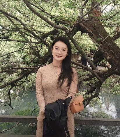 这位农村小妹据说是大学刚毕业，看样子不仅漂亮如花，而且蛮有学识，知书达理，是个挺