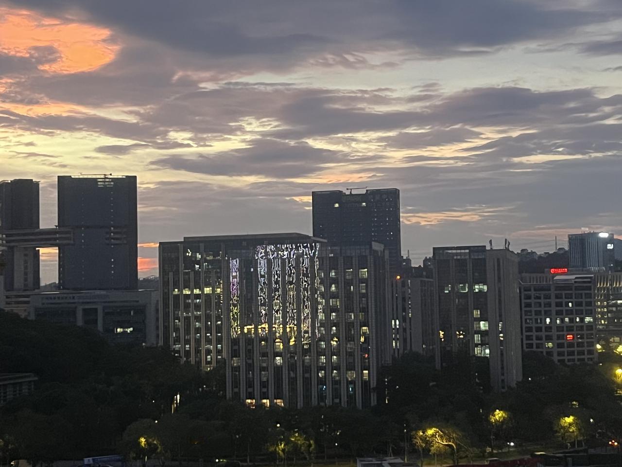 傍晚的广州市黄埔区科学城周边景色……
2026年8月，我用手机摄影的照片。
