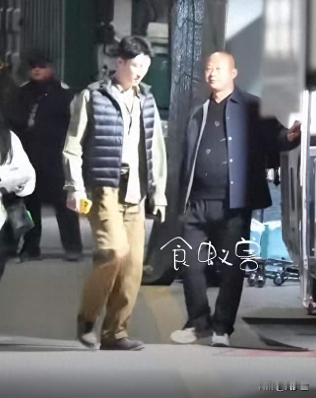 接地气路透！黄景瑜羽绒马甲搭工装裤，行走自带氛围感