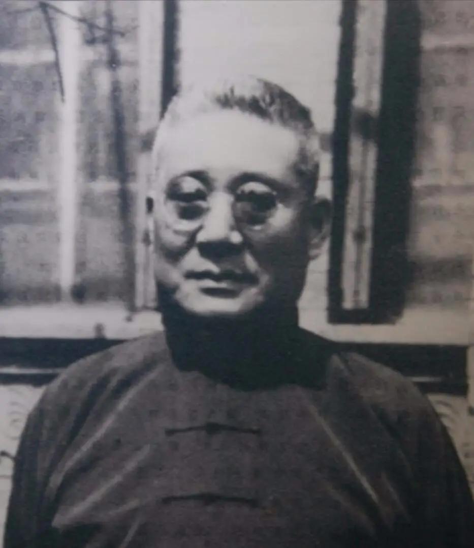 1937年，南开大学校长张伯苓的儿子，驾机血洒长空。张伯苓收到噩耗，又哭又笑，拍