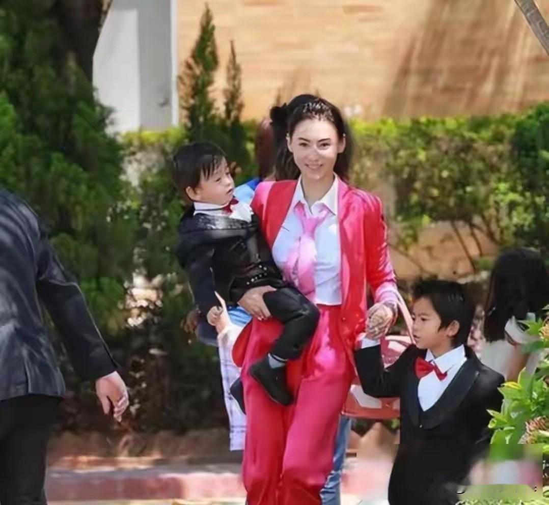 张柏芝说：“我每个月都会带着儿子去看霆锋的妈妈，这些年来几乎从没间断过。”
“有