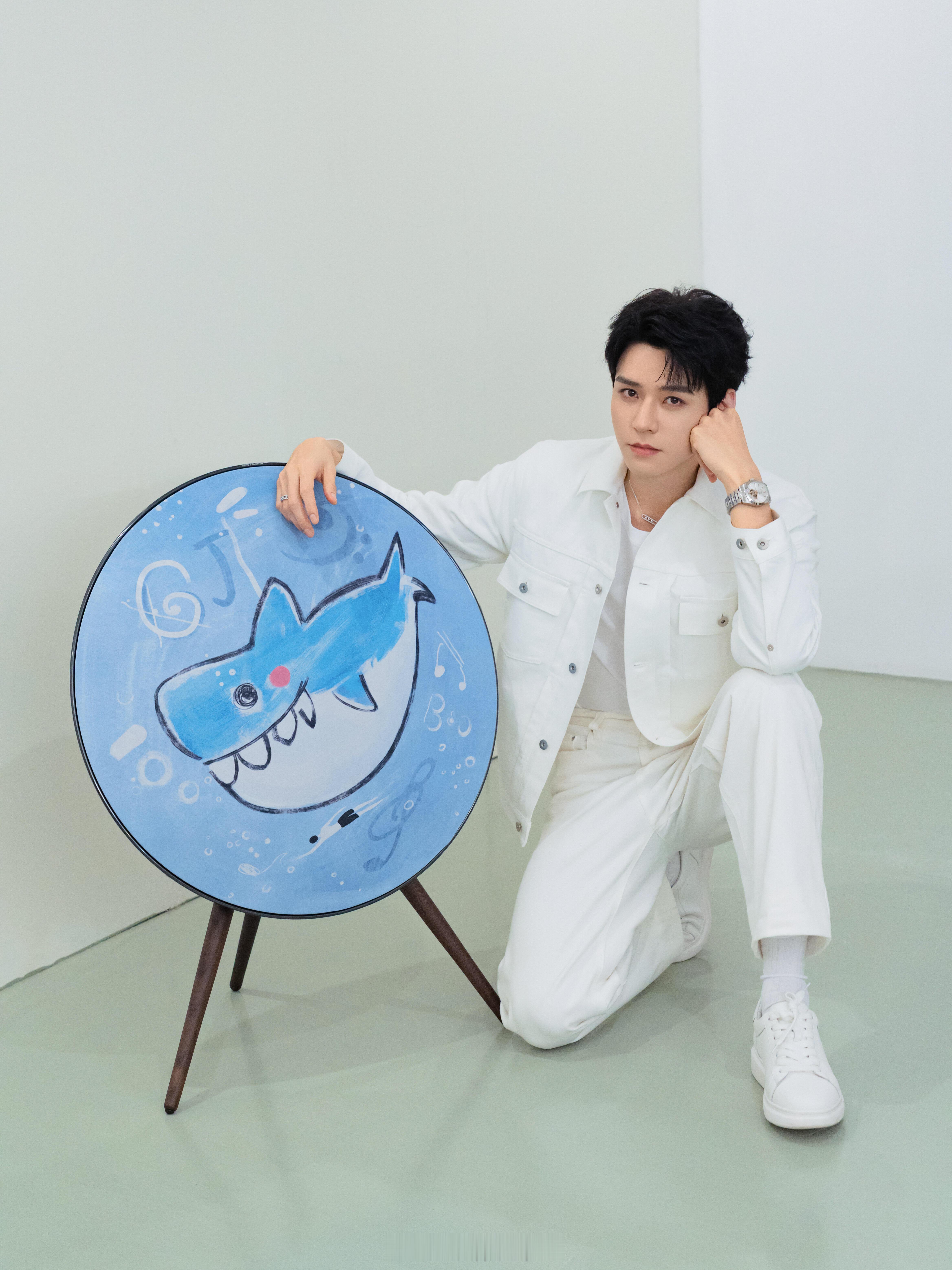 龚俊画的小鲨鱼，还别说虽然简单但真的很可爱了！ 