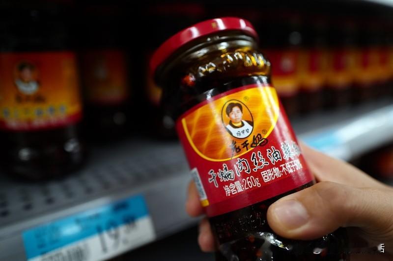惊！网传老干妈为省成本更换原料？官方紧急辟谣！国民辣酱品质是否改变？背后真相究竟
