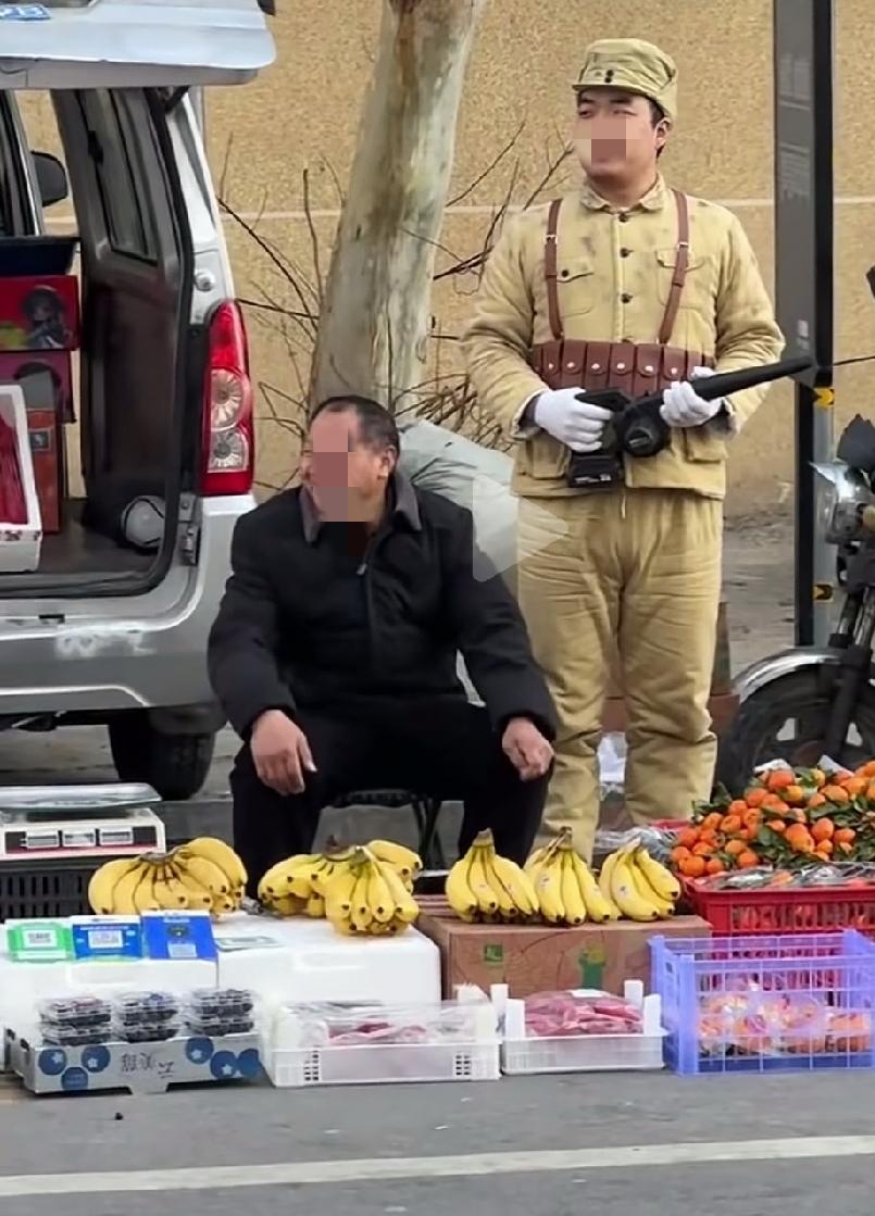 穿这身衣服打广告搞流量不合适吧？虽然现在是流量为王，但是基本底线还是要有的！你拍