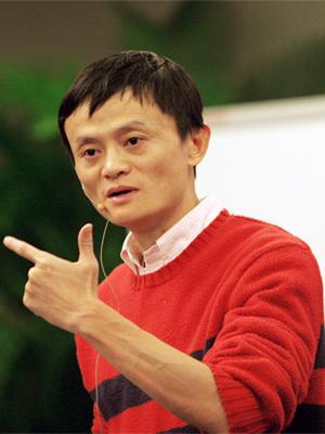 马云能成首富，真不是偶然。

他手里像握着望远镜——别人看眼前，他看十年后。当大