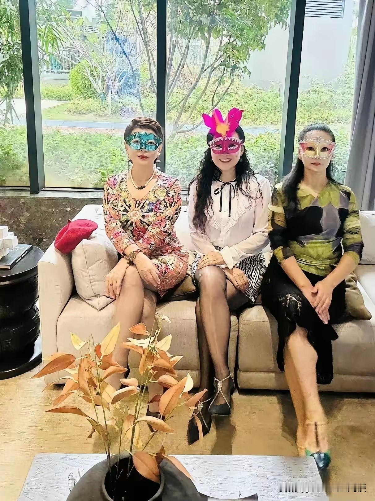 为什么蒙面舞会越来越流行了。
从文化角度来说，蒙面舞会融合了多元元素，带来东西方