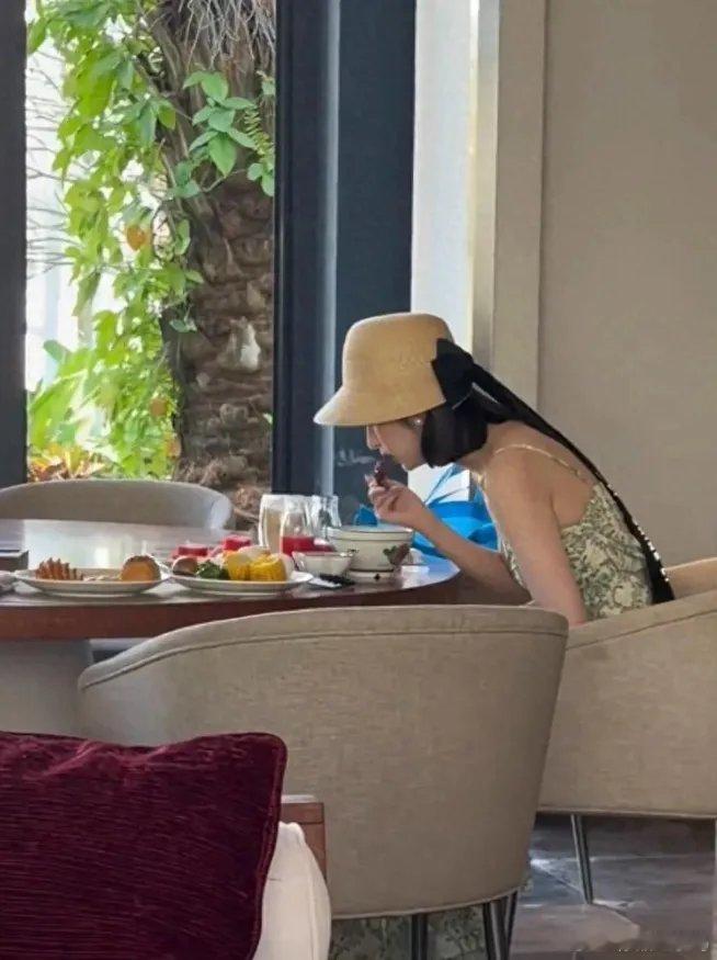 颖儿带着女儿三亚度假好开心啊！不过是真的很自律了，在三亚的酒店吃早餐，满满一大桌