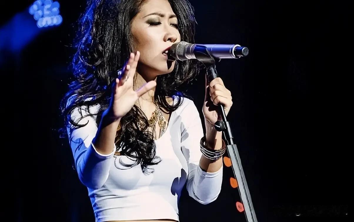 大年初五不仅开通账号发布视频
还开通了商品橱窗
尽管账号关闭了网友评论功能
粉丝