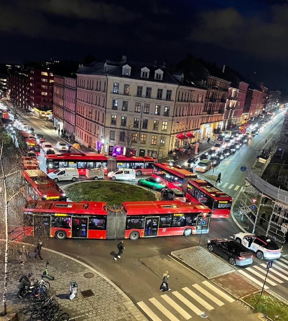 挪威蔚来含量 “挪威四台公交车又在转盘互锁”这件事情真得太好笑了！为什么是“又”