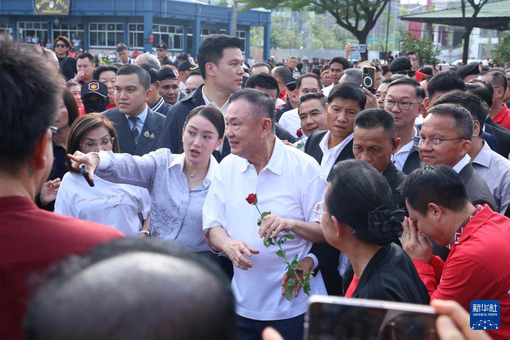 76岁泰国前总理重磅假释出狱！女儿携家人当场泪目相拥，千名红衫军扎堆守候，出狱后