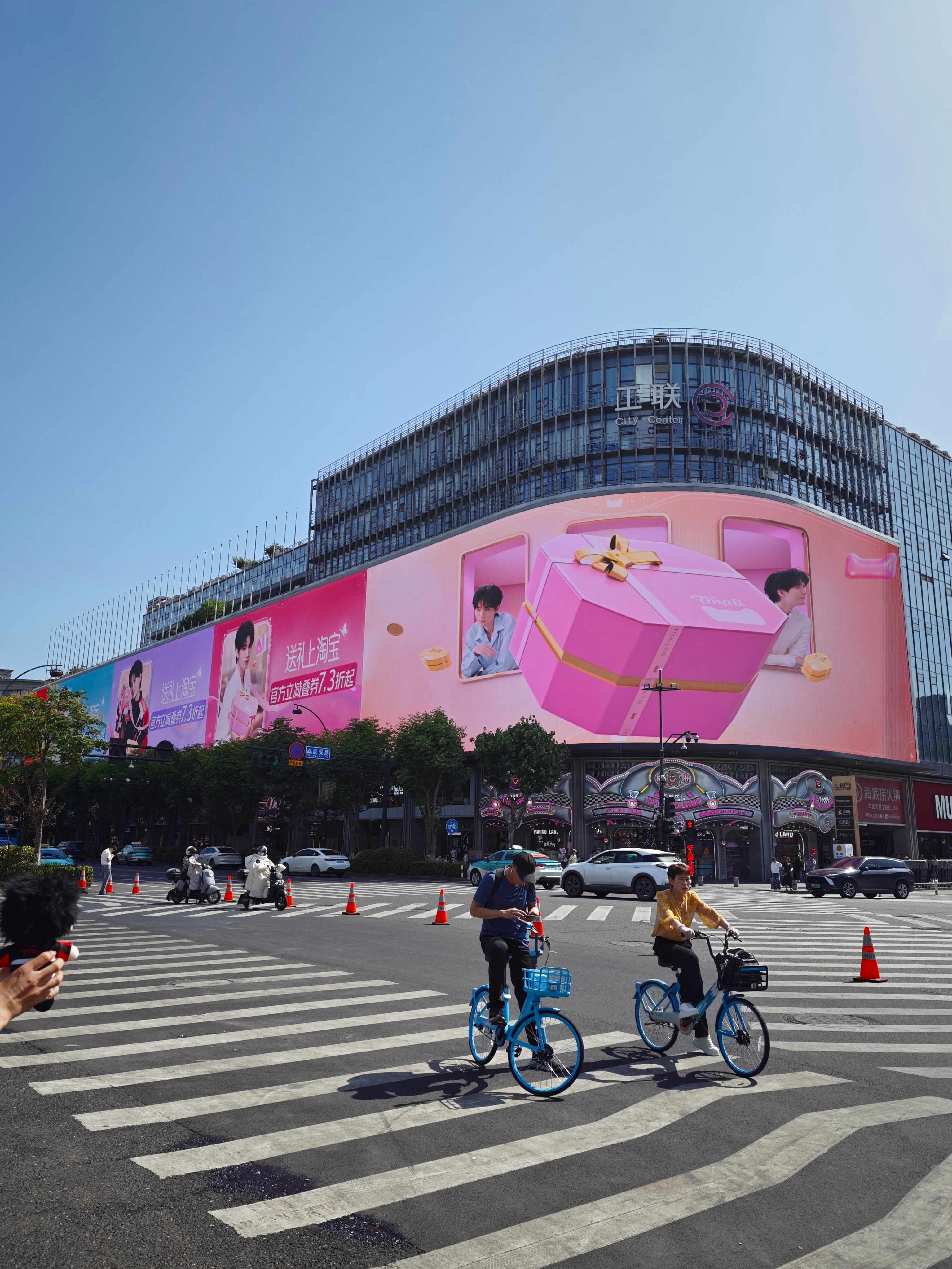 周翊然杭州3D大屏排面周翊然杭州3D大屏氛围感直接拉满，身为天猫礼遇大使排面十足