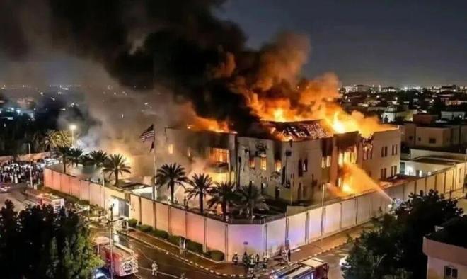 巴格达深夜火光冲天！
美国使馆被饱和打击，防空系统拦不住，伤亡至今秘而不宣。
 