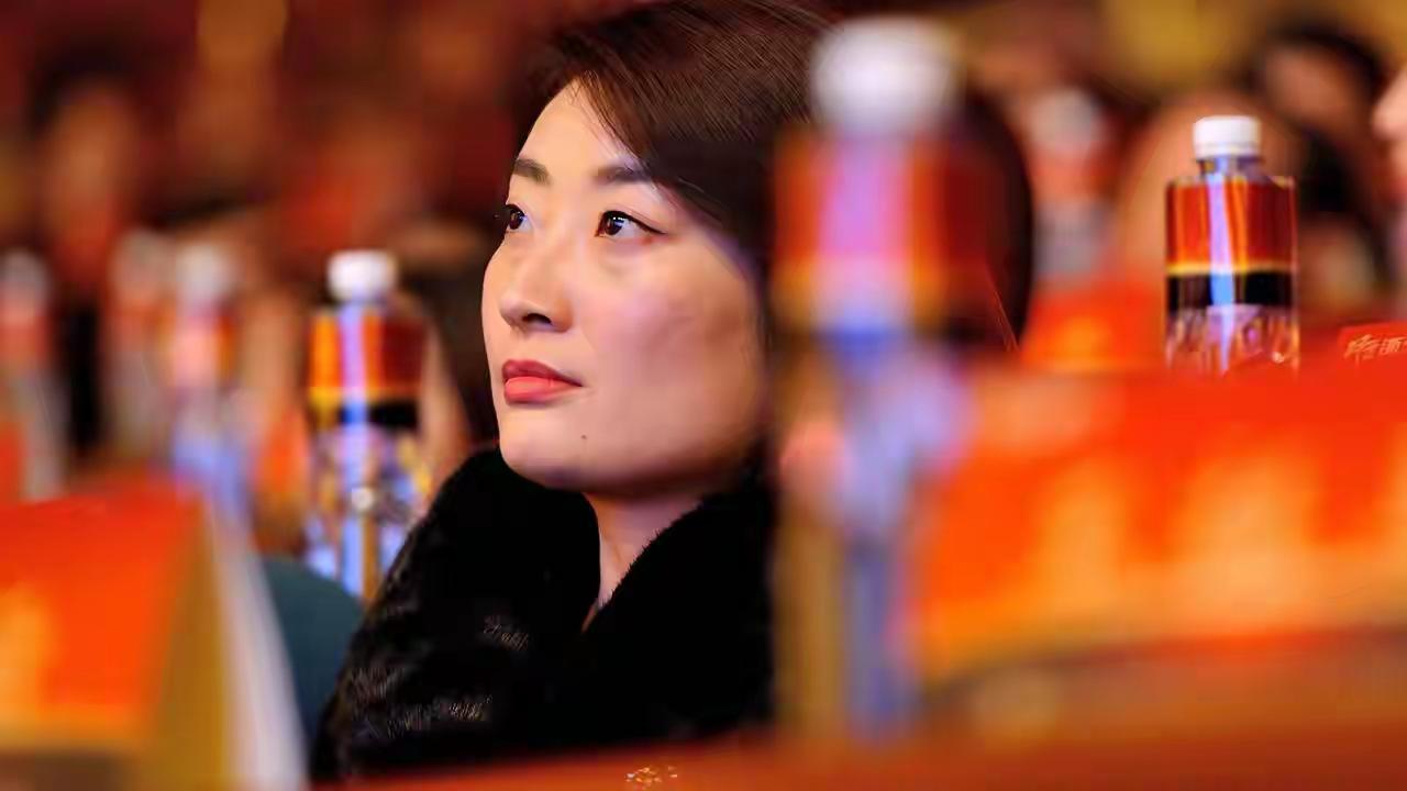 宗馥莉辞职了，所有人恍悟：原来，其心腹严学峰被查，是树倒猢狲散的前奏，而不是可能