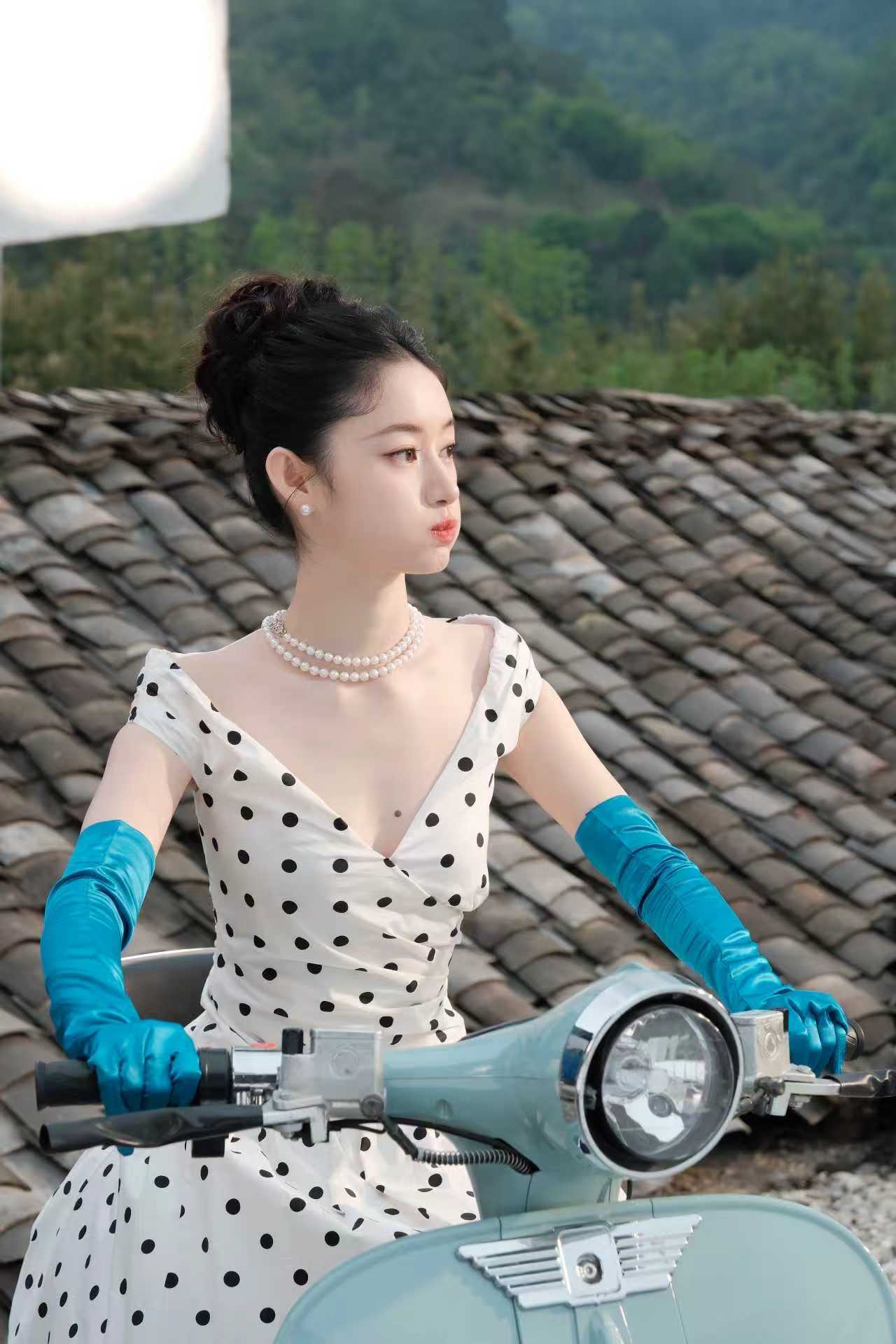 郭晓婷波点女郎  郭晓婷波点女郎V领波点连衣裙＋公主盘发，是俏皮可爱的波点女郎呀