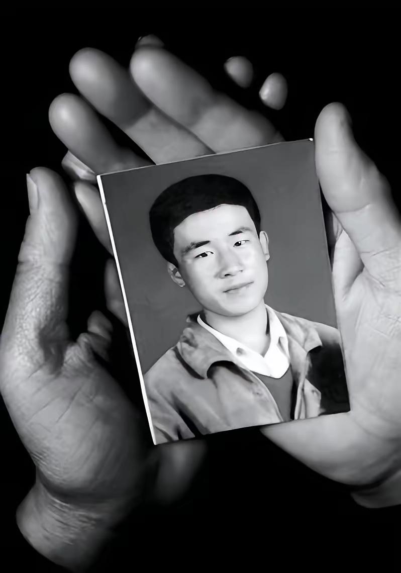 呼格吉勒图1996年报案，结果自己成了凶手，61天就被枪毙。

那一年春天，呼和