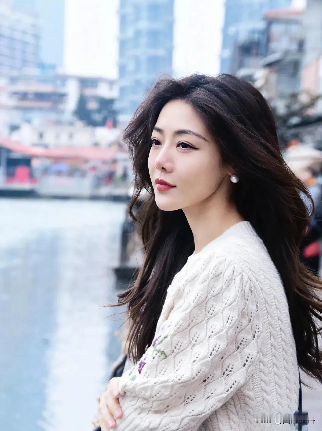 40岁的邓家佳依然漂亮，但是感情方面一直没得到圆满！
曾经10年的婚姻生活让她变