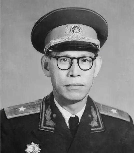 1955年，原琼崖纵队副司令员马白山进京，被授予少将，可他看到一位中将时，却不淡