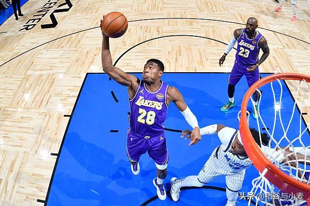 最近一段时间八村塁的存在感越来越低了，他很难在进攻端得到支持，他作为一名得分手和