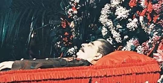 1961年，斯大林坟墓被挖开，军官们将其从水晶棺中抬了出来， 亲手剪掉他军服上所