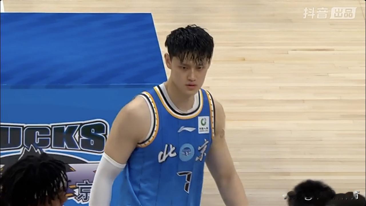 古德温28分，怀特塞德18分11篮板2抢断4盖帽，周琦7+8+2断+2帽，CBA