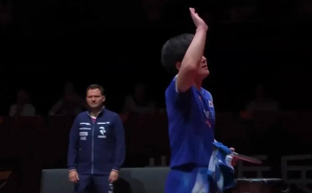 张本智和又致敬樊振东了，看来本子对东哥的崇拜不止一点啊！肯定是全运会看了又看，越