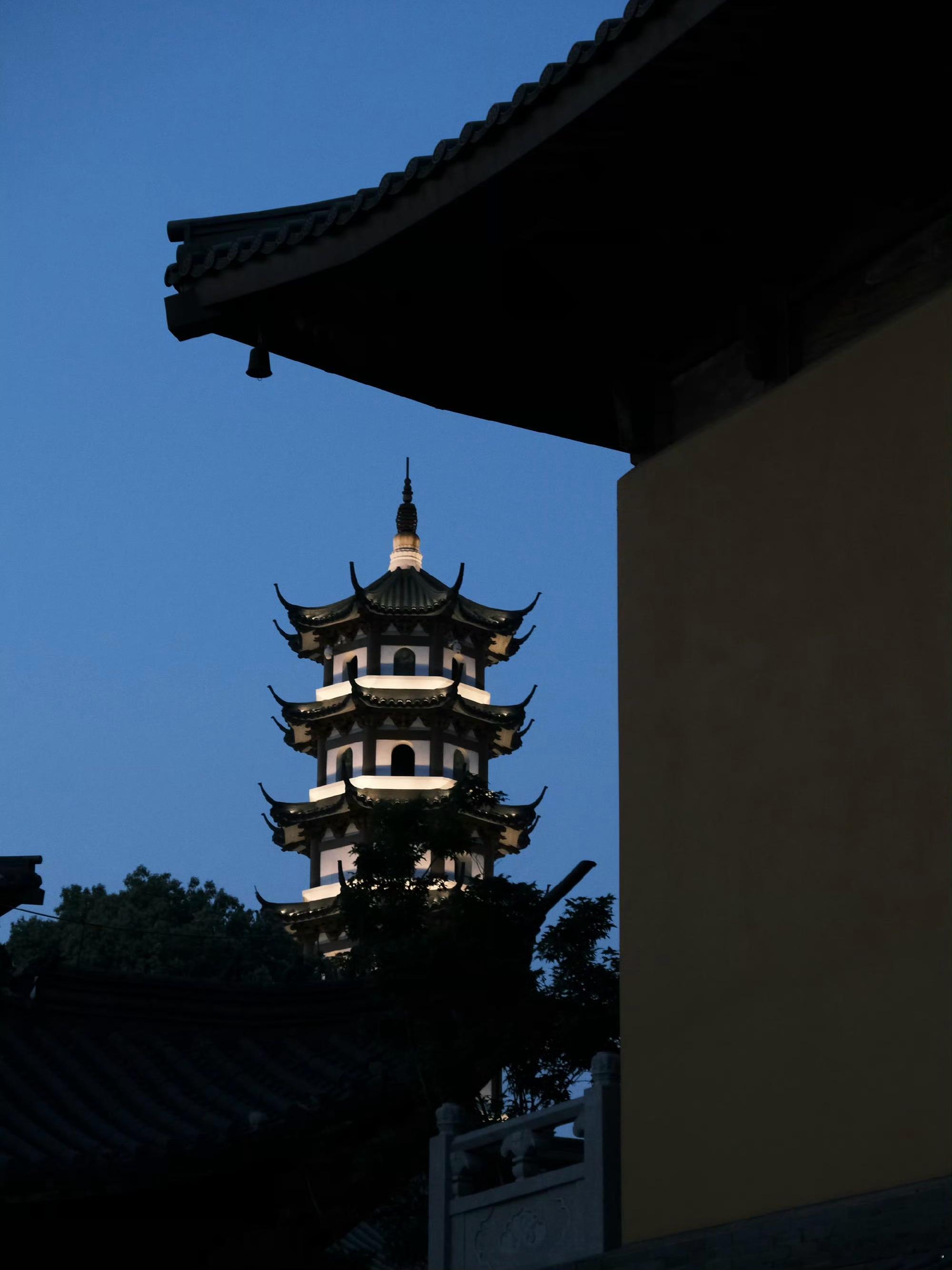 我是见到很多来访，情绪崩溃、反复倾诉，但一碰到“要不要改变”，立刻后撤很多人以为