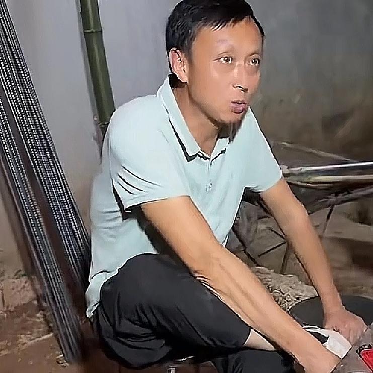 小松在越南省城安沛建民宿遇到了一个好邻居，这是一个老奶奶她独居在小松建民宿隔壁的