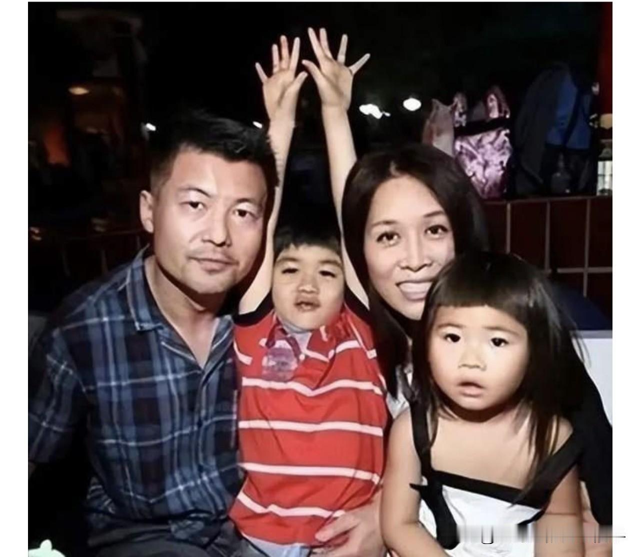 那英曾多次说过：“自己做过最英明的决定，就是嫁给比自己还傻的孟桐”。在和高峰的感