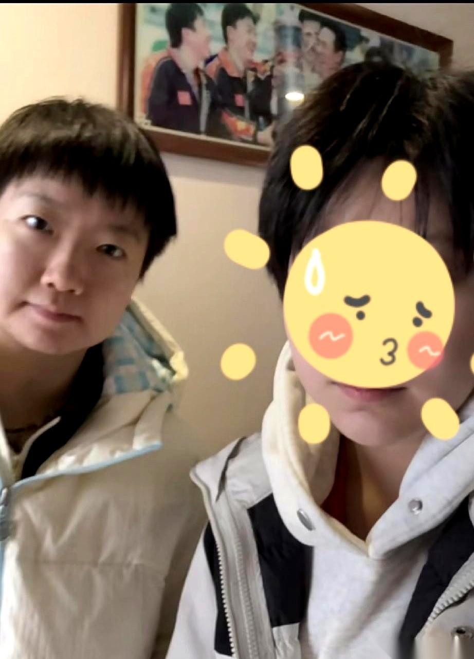 剪了。
头发又剪短了。
利索，清爽，一看就是要上战场的样子。
总有人喊着要看“新