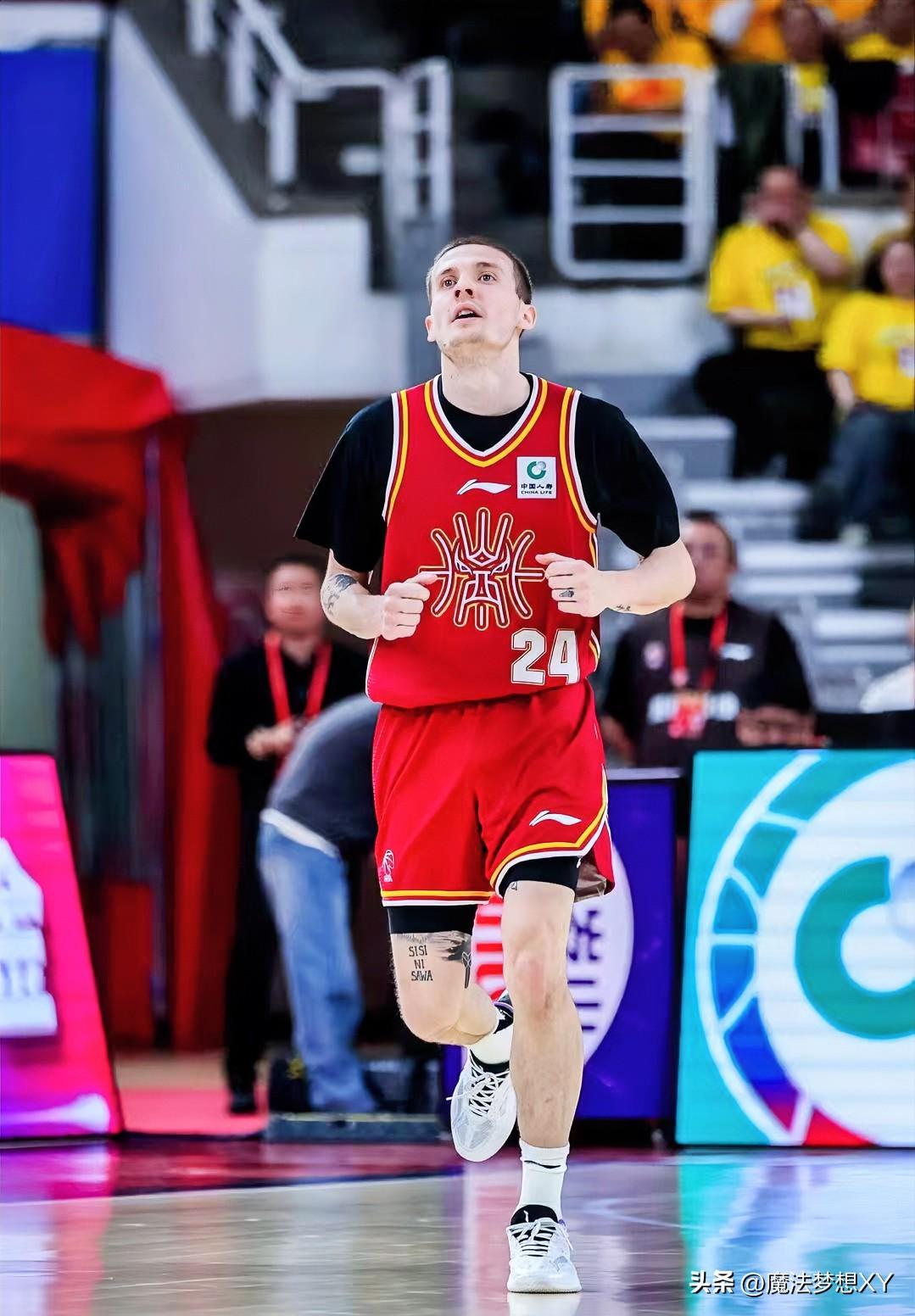 一直想不明白，
盖伊状态那么好，
为什么潘江直到最后1分多钟才
让他上场？

C