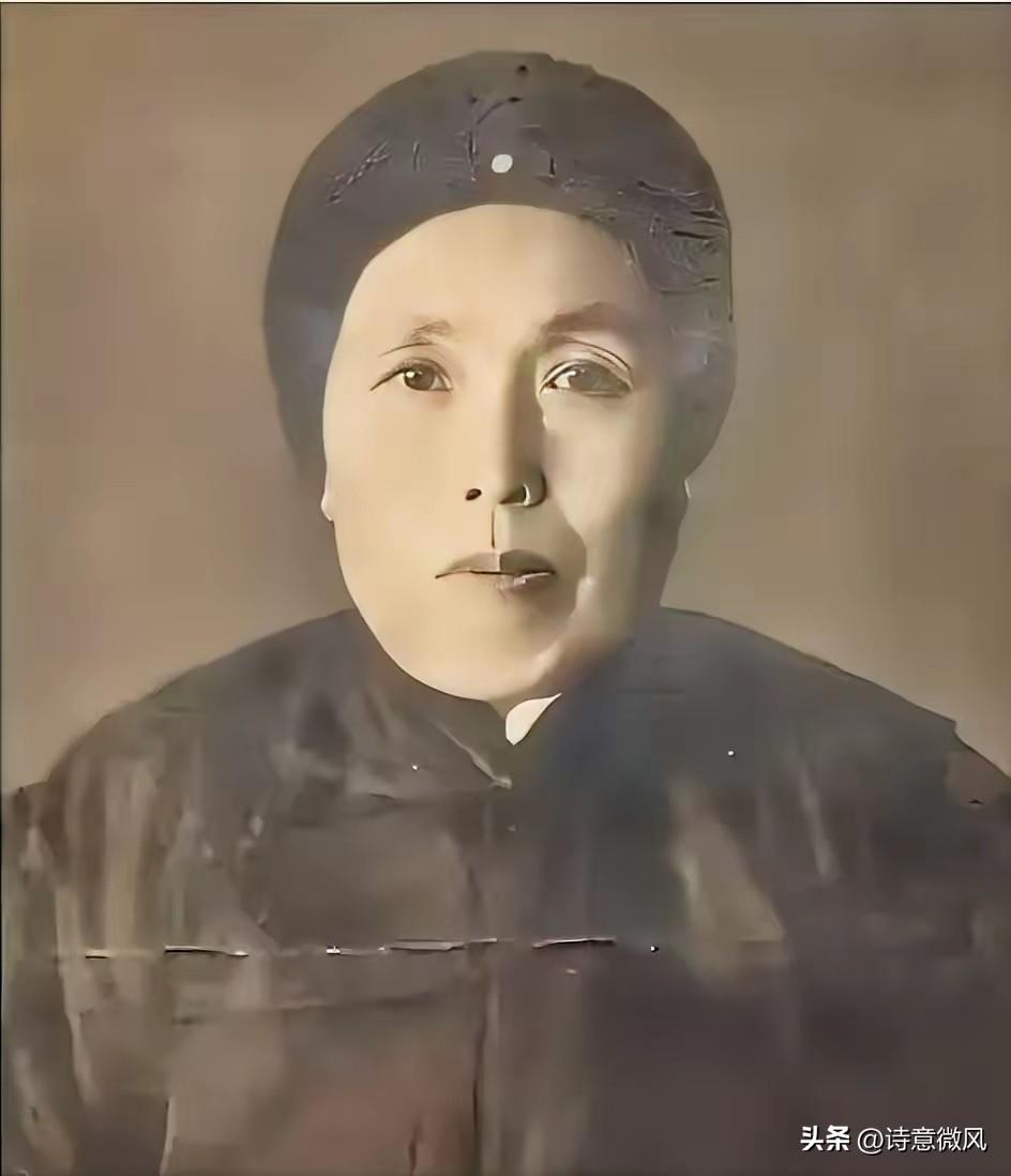 1891 年，16 岁的张作霖落难乞讨，孙寡妇看中了他，解开衣扣，掏出一块腰牌给