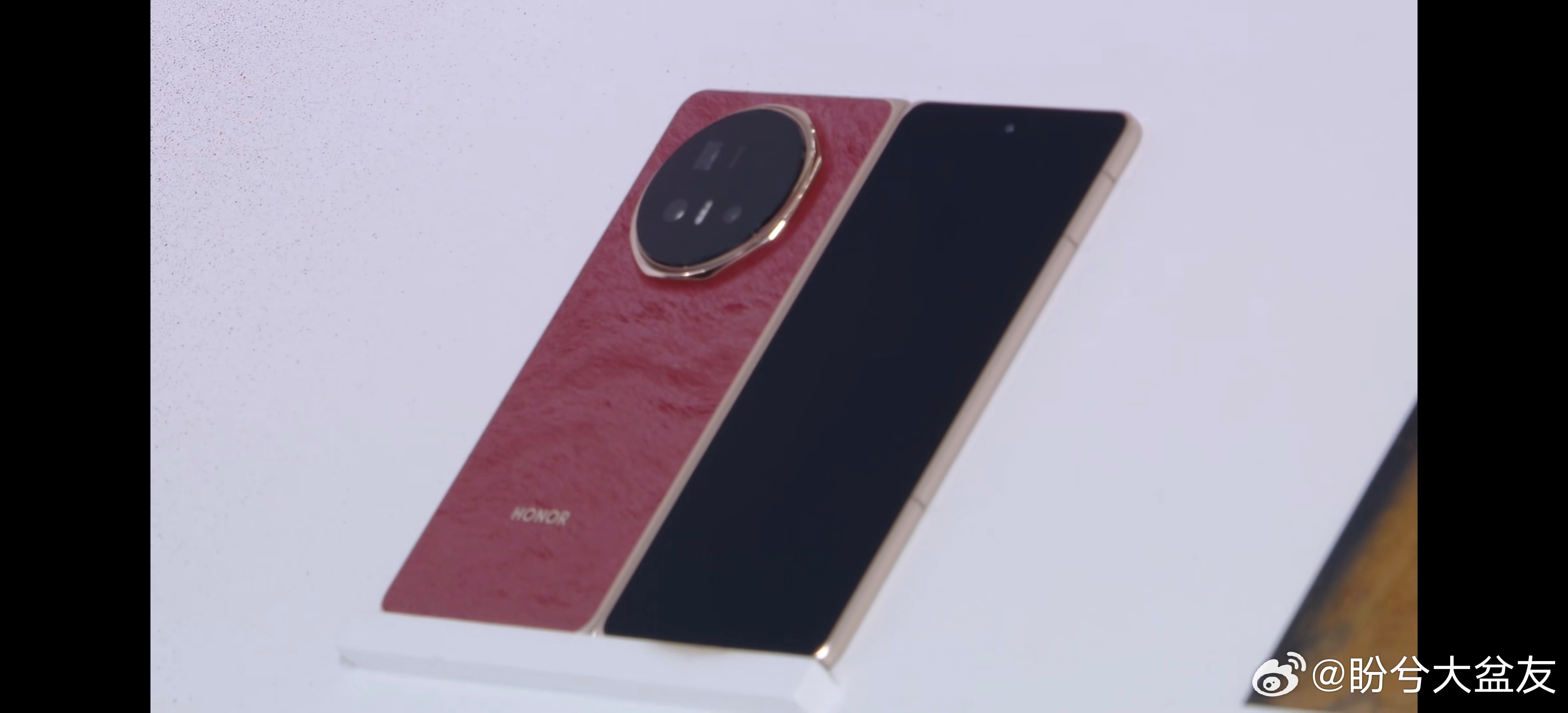 好家伙，发布会现场直接用电钻来虐待荣耀Magic V6的屏幕，完事这块黑钻屏居然