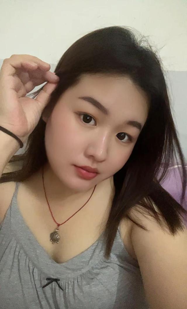 刷到个视频，小伙在流水线打螺丝喊“叫姐姐，我进厂打工养你”，挺实在的。现在网上霸