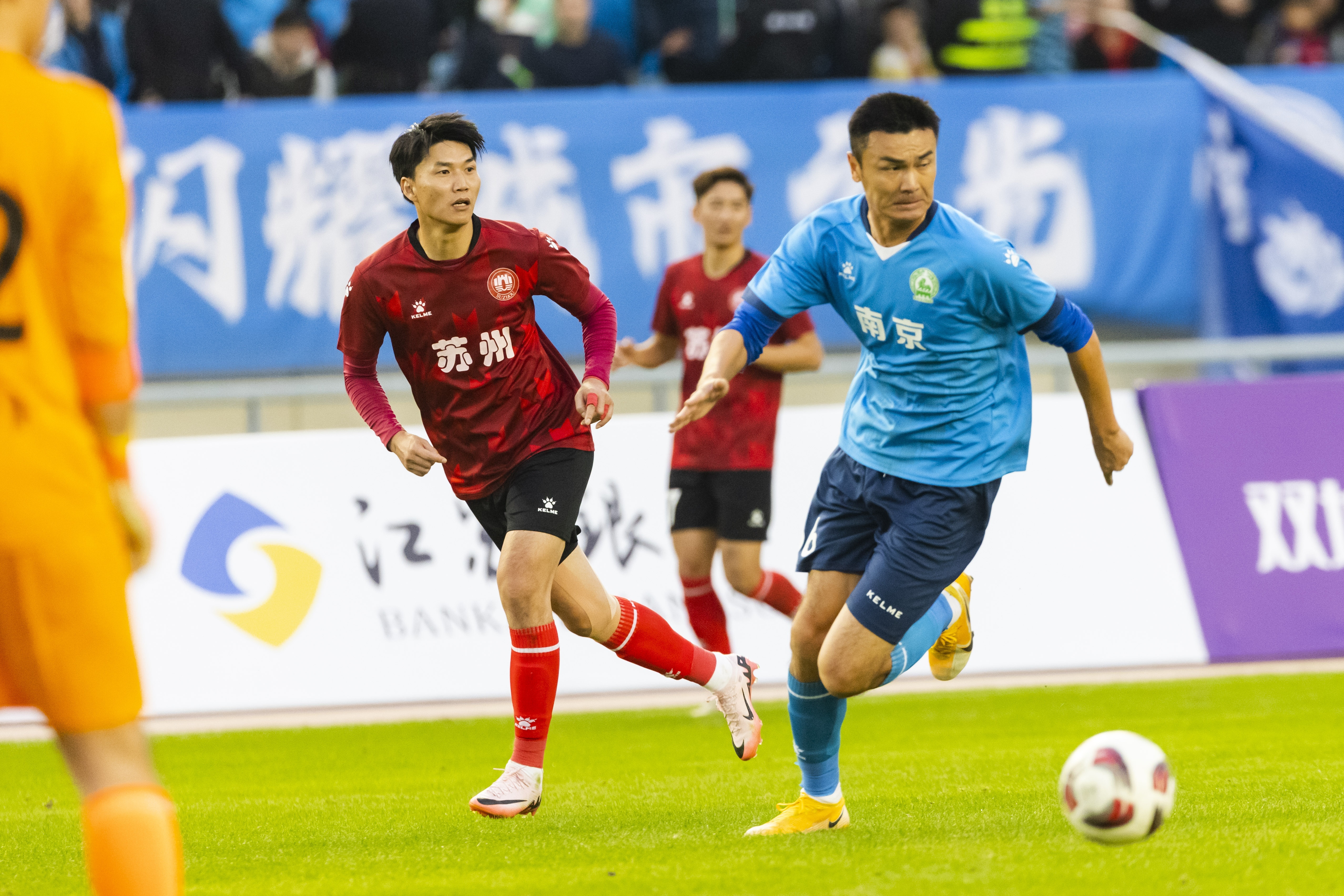 #苏超南京队公布阵容# 据《南京日报》报道，“苏超”南京队阵容公布，共有教练员4