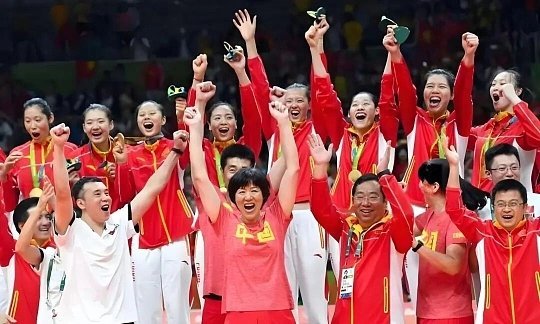 中国女排 打破淘汰赛心魔三年四度折戟淘汰赛，重重心魔压在这群年轻姑娘身上，每一次