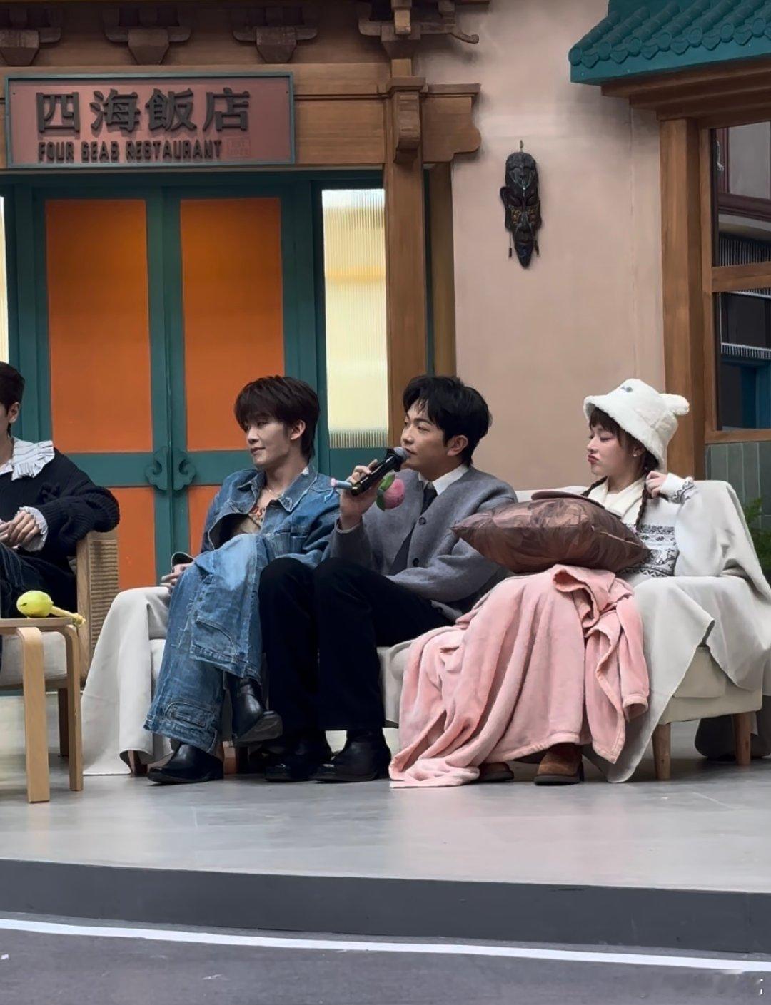 社恐遇上社牛的名场面！颜人中被夸到冷场，林宥嘉秒接话救场，既给足台阶又超有节目效