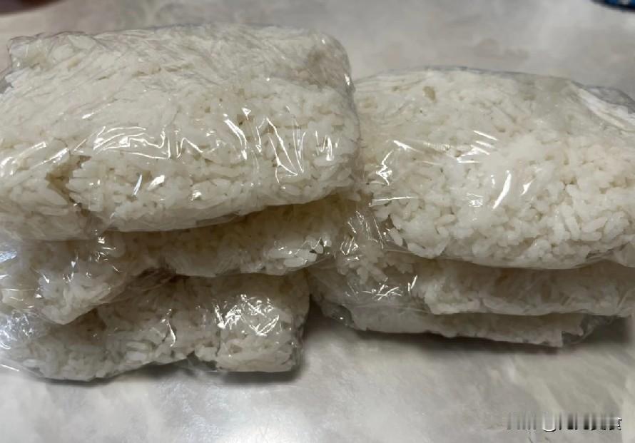 有人说米饭放凉吃能稳血脂血糖、改善脂肪肝，这说法靠谱吗？其实热米饭和冷米饭的核心