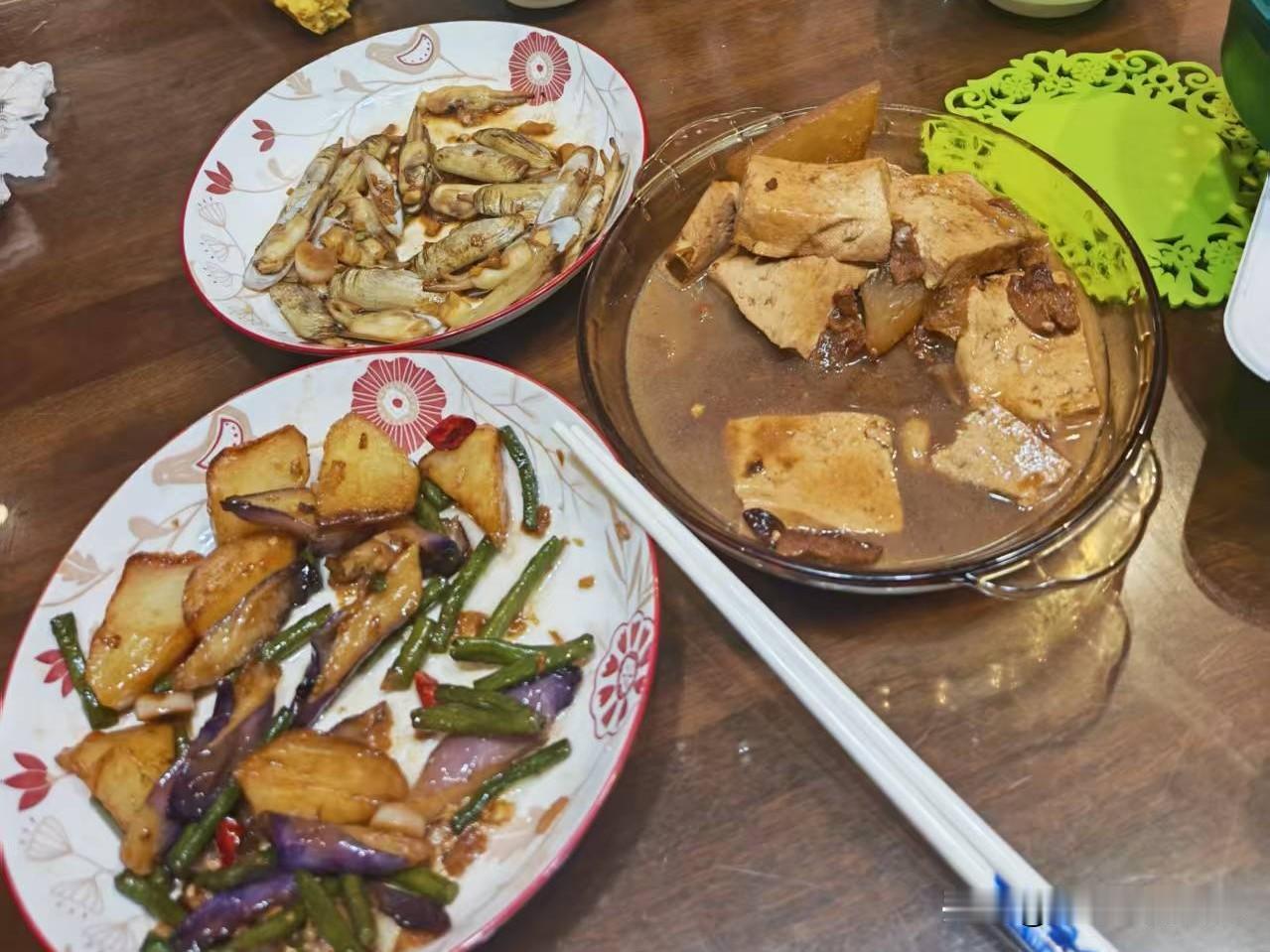上周六儿子又在家做的午饭，炒蛏子，烧地三鲜，炖豆腐冬瓜，煮的西红柿汤，白米饭。