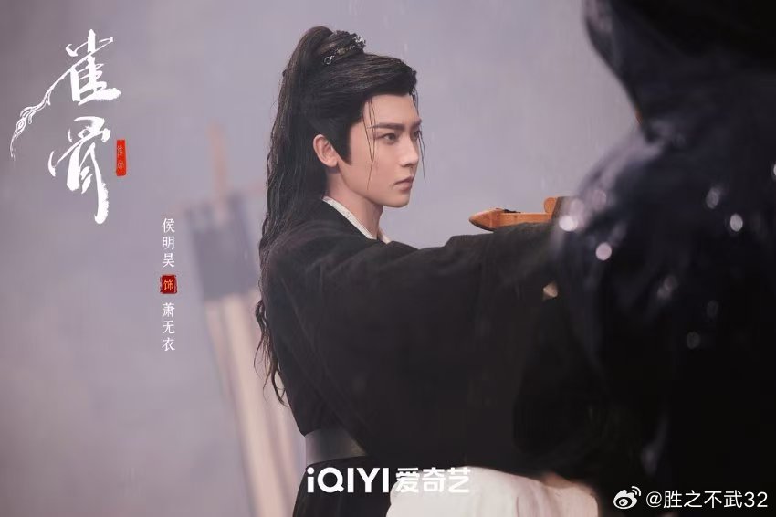侯明昊参与了雀骨妆发设计 难怪战损妆的破碎感这么绝，原来是他自己亲手打磨出来的效